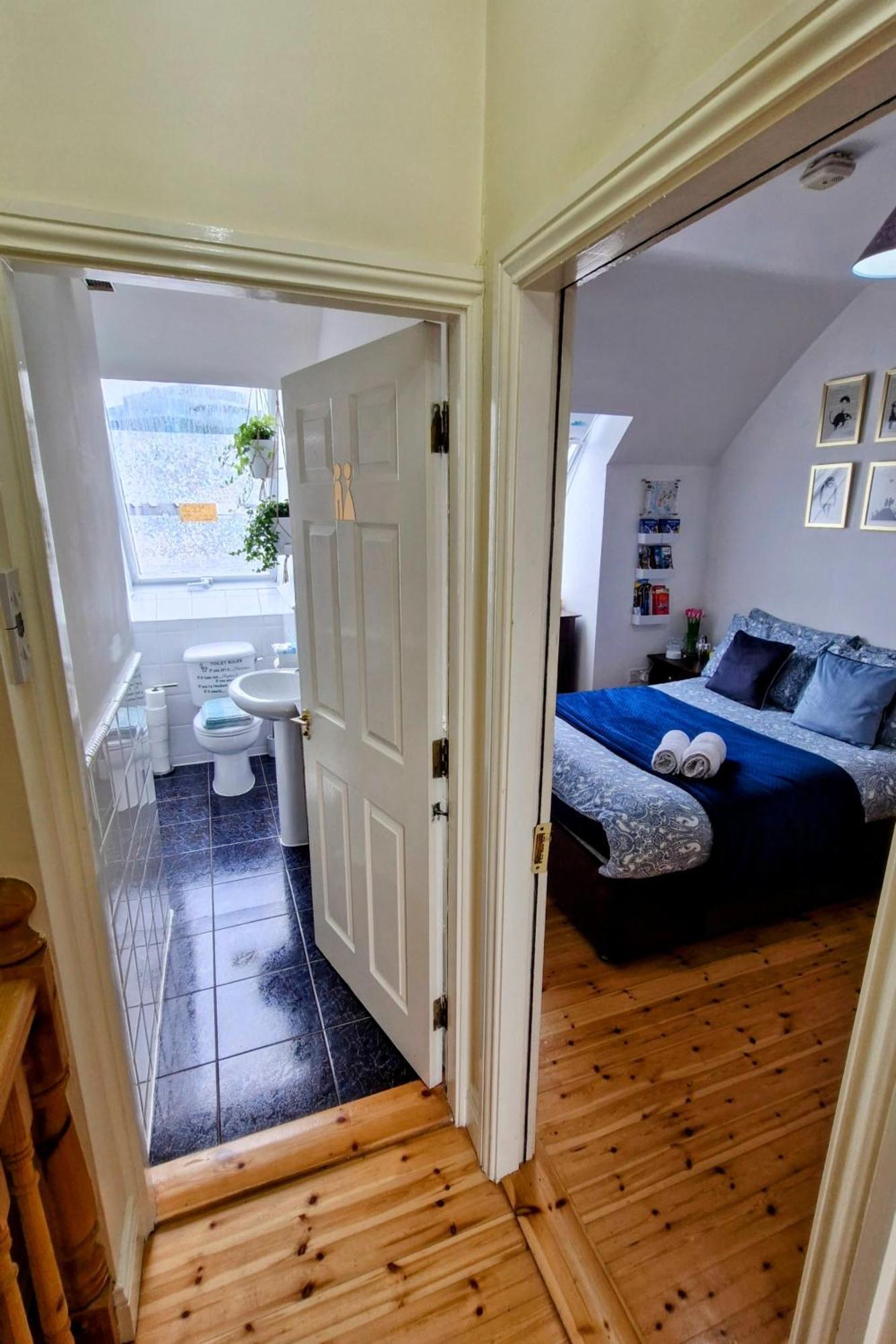 Private Double Bedroom In Front Of The Galway Port - Guest House 외부 사진